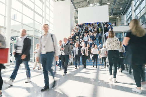 Unser Messejahr 2025 – Save the Dates! Leute, Person, Gehen, Erwachsener, Frau